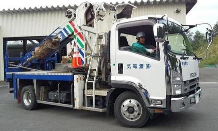 穴掘建柱車